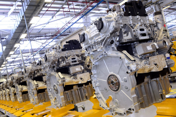 Первый бензиновый двигатель Ingenium сошел с конвейера на заводе Jaguar Land Rover