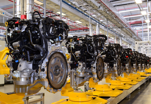 Первый бензиновый двигатель Ingenium сошел с конвейера на заводе Jaguar Land Rover