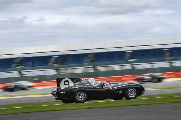 Классические модели Jaguar и концепт XJ220 на Silverstone Classic